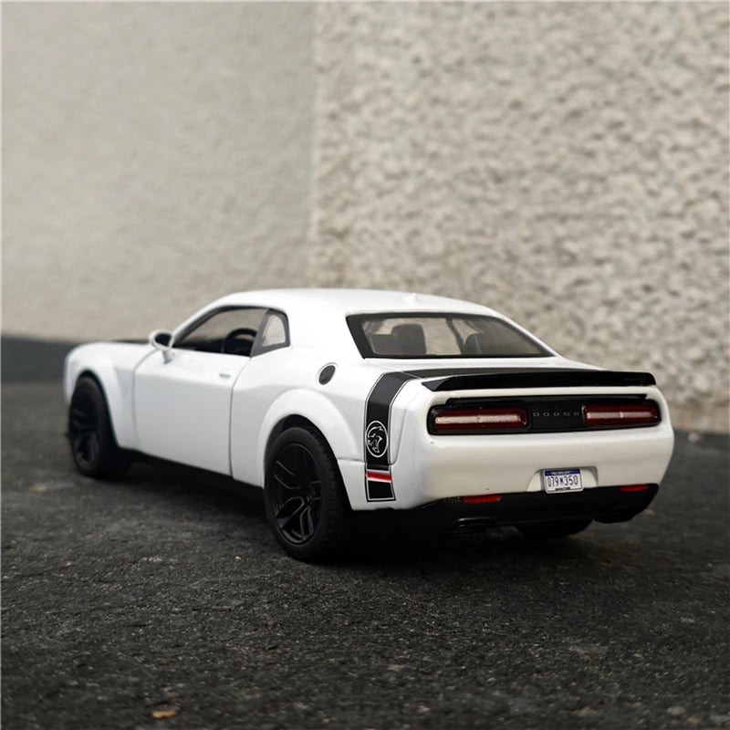 DODGE Challenger Hellcat SRT | 1:24 Scale
